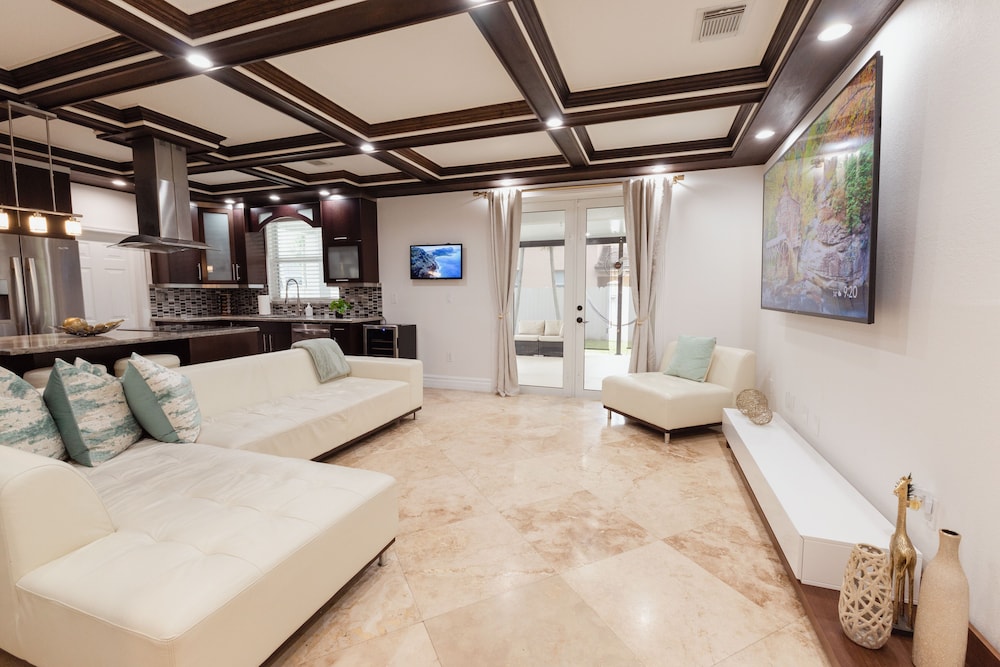 Miami Getaway Heated Pool House & Pool Table Villa