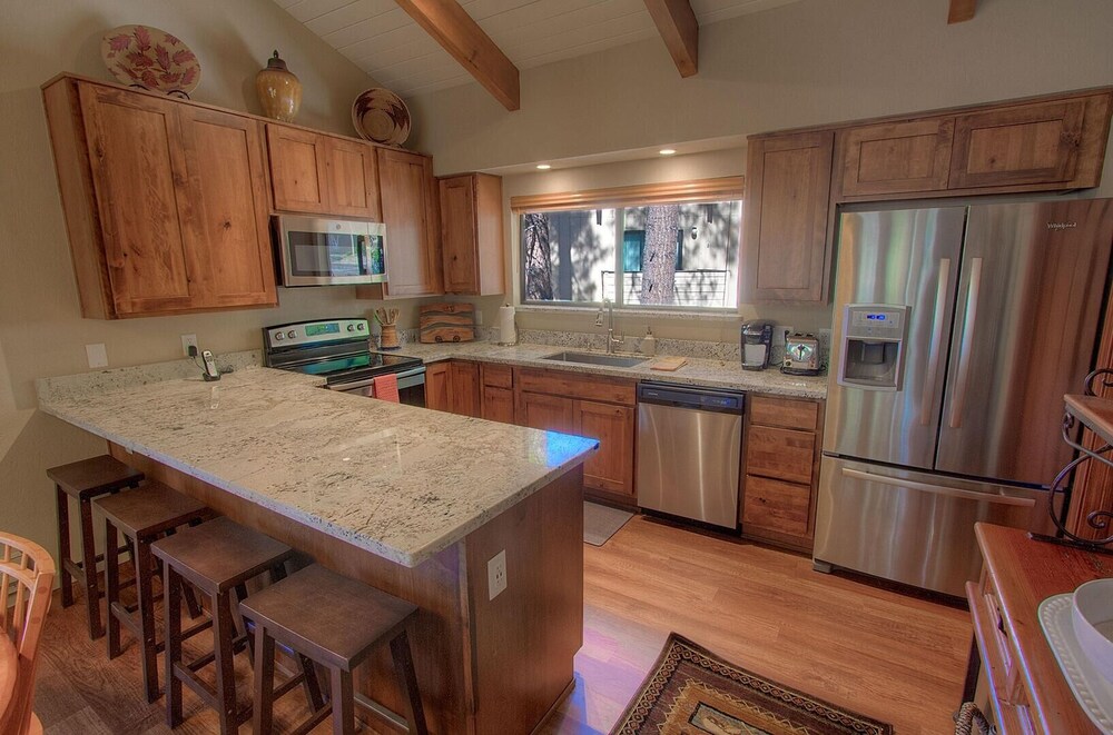 Cozy Bear Lodge 3 Bedroom Home by RedAwning view 2