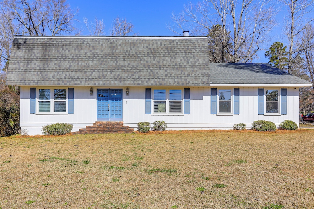 10 Mi to Downtown Macon: Family Home w/ Patio!