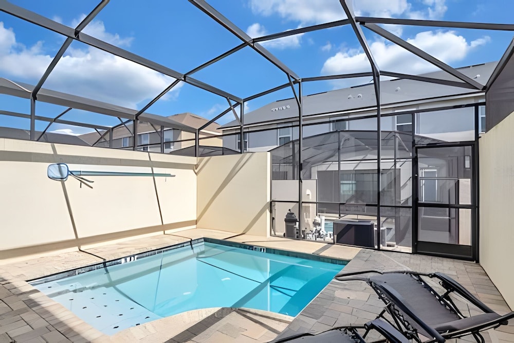 Luxury 5-bed Home With Private Splash Pool