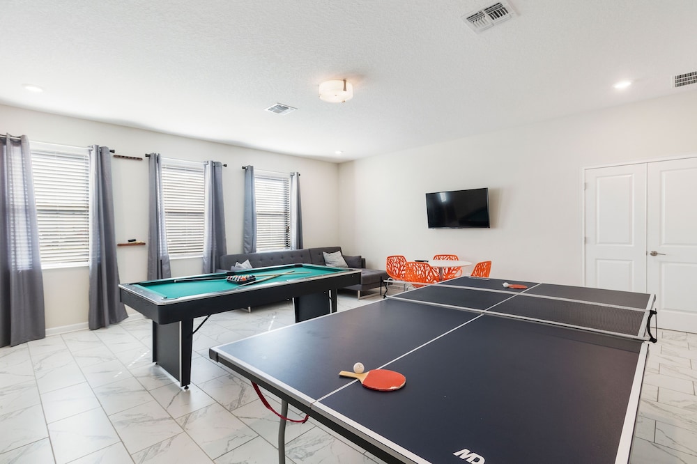 2957 FS - Luxury Oasis: 6BR Villa, Pool, Game