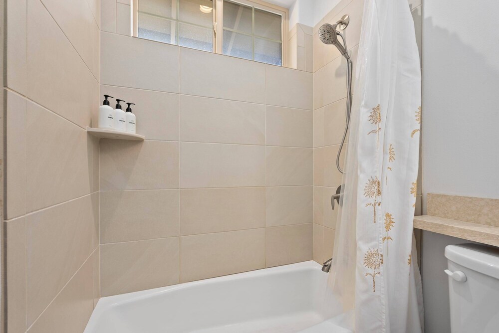 @marbella Lane - Elegant 3BR w/ Marvelous Views