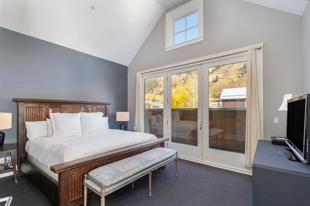 East Side Hideaway 3 Bedroom Condo by RedAwning view 2
