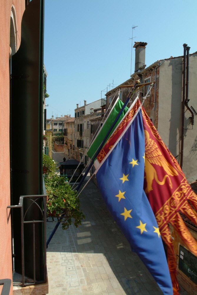 Apostoli Palace
