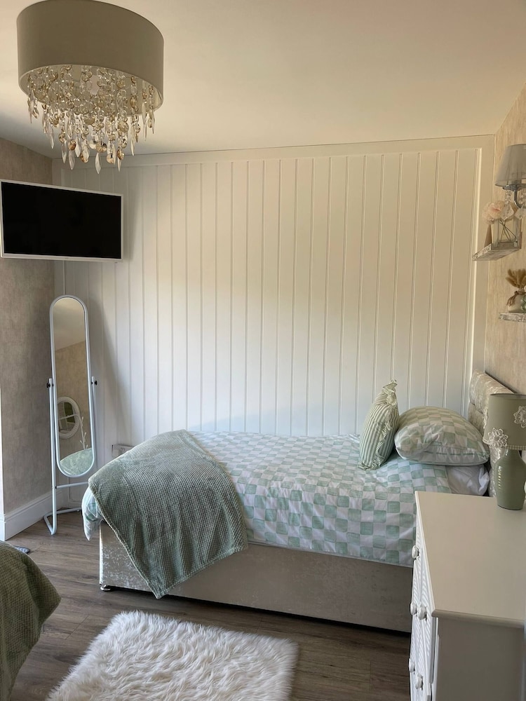 Staysolihull, Large Spacious Corner House,