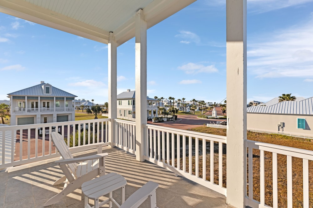 The Scarlett - Private Home At The Shores 3 Bedroom Home