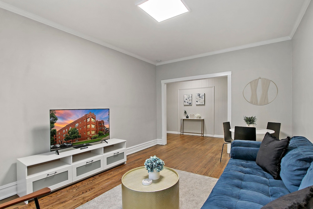 Chic 2BR Apt - Roscoe 1