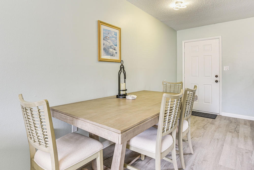 2 Mi to State Park: Dog-friendly Niceville Home