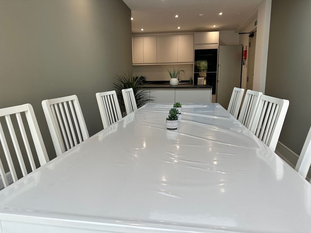Captivating 6 -bed House in Waltham Abbey