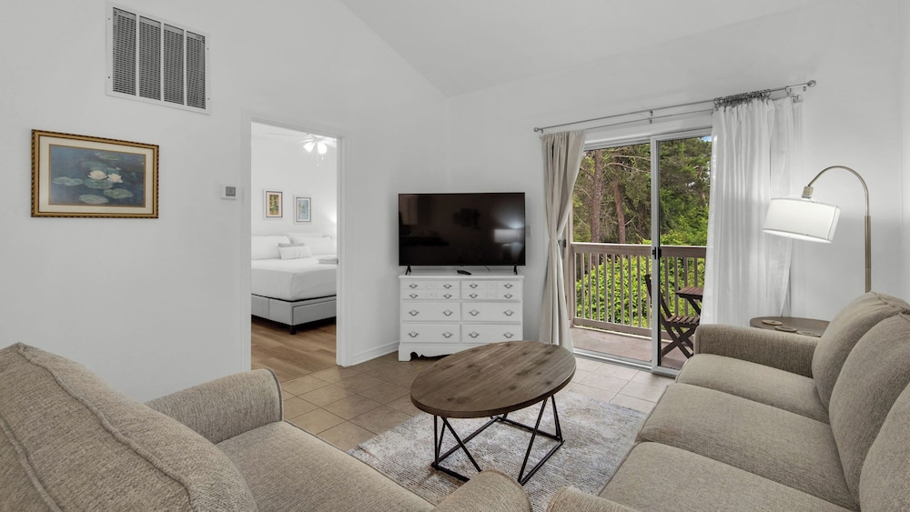 Seagrove 2BR Near Lake & Beach + Free Tickets: Bikes, Dolphin Cruise & More!