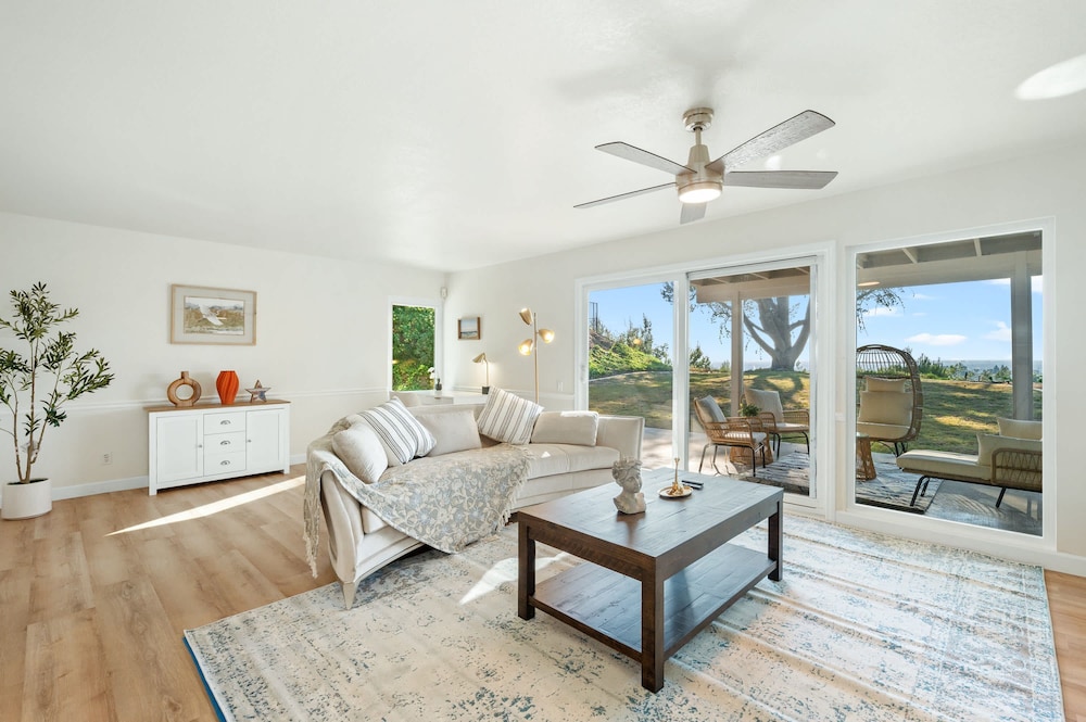 Spacious Retreat With Scenic Mountain Views