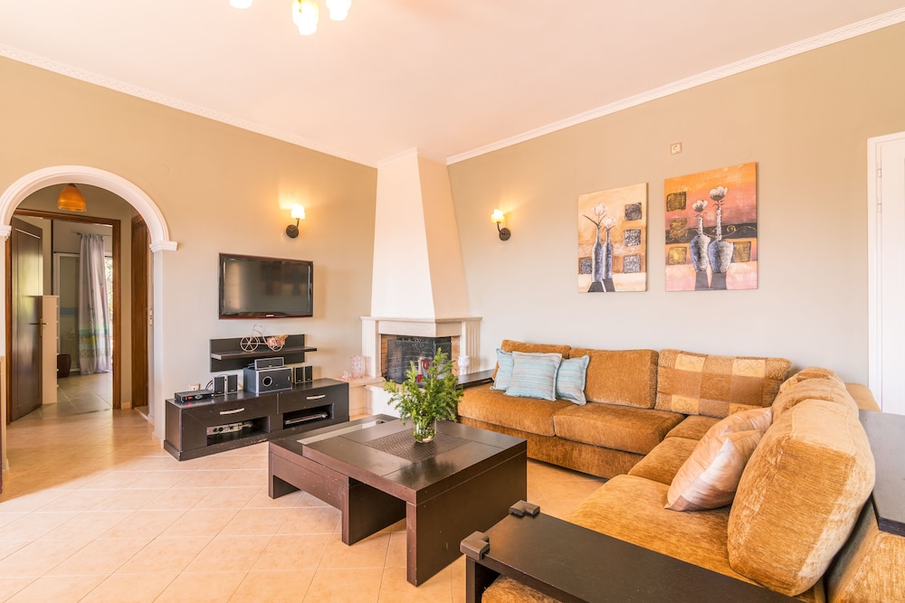 The Olive Grove Cottage by Konnect, 2.5 km from Ipsos view 5