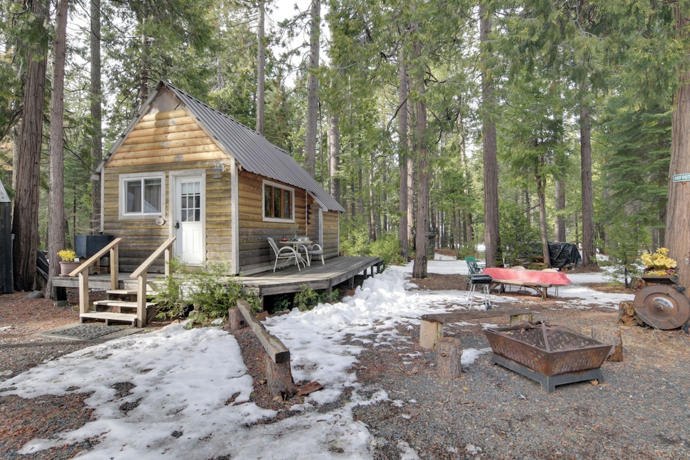 Walk to Trails & Butte Creek: Cozy Retreat w/ Deck