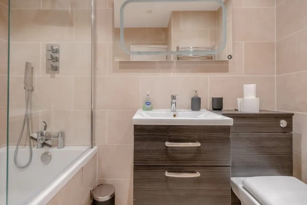 Lovely 2 Bedroom Apartment With Great Transport Links
