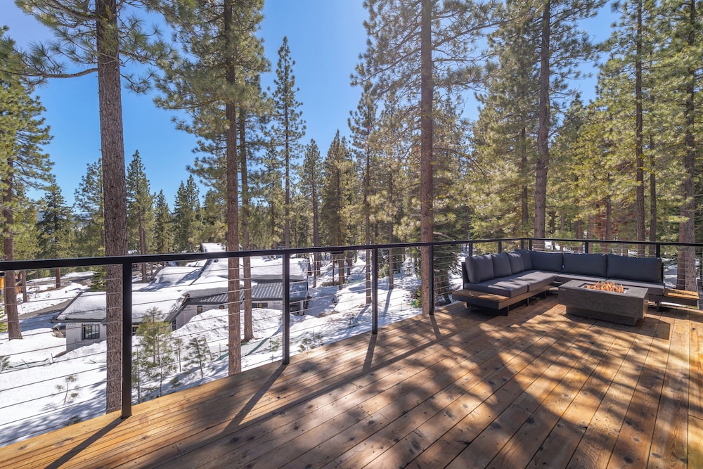 Truckee Container House by Sierra Getaways view 5