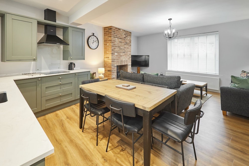 Host Stay Cedar Cottage