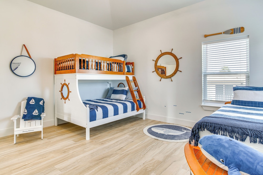 1 Block to Beach: South Padre Island Paradise!