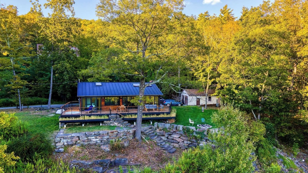 Modern Catskills Escape w/ Open Living, Steam Shower, Fireplace & Hot Tub w/ Mountain Views, Minutes From Woodstock & Trails Suncliff Vista