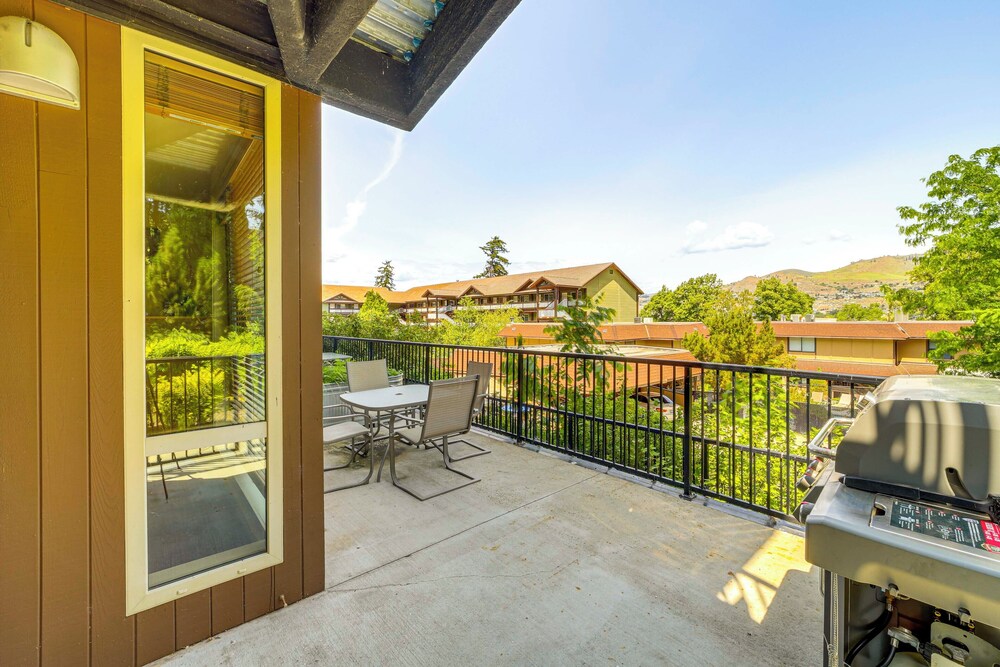 Steps to Lake Chelan: Condo w/ Resort Amenities!