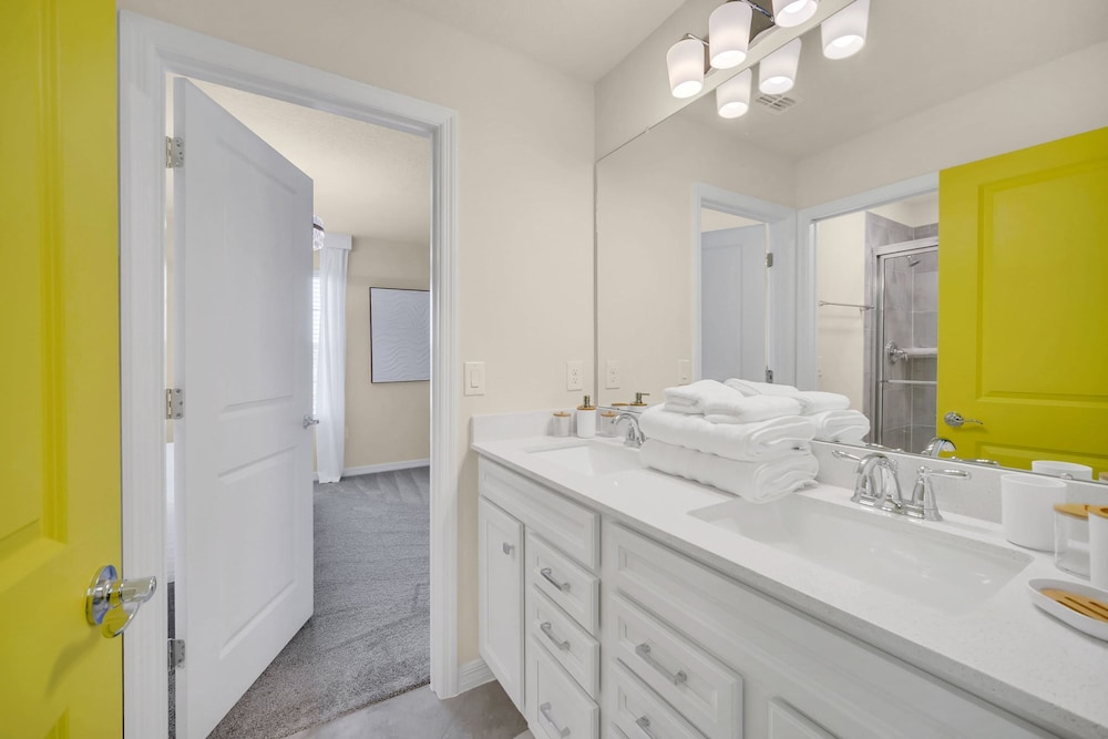 Chic 10br Retreat With Themed Rooms Pool