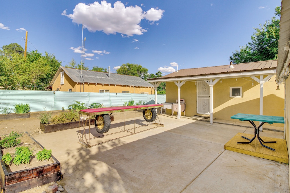 3 Mi to Old Town, Fenced Yard: ABQ Abode!