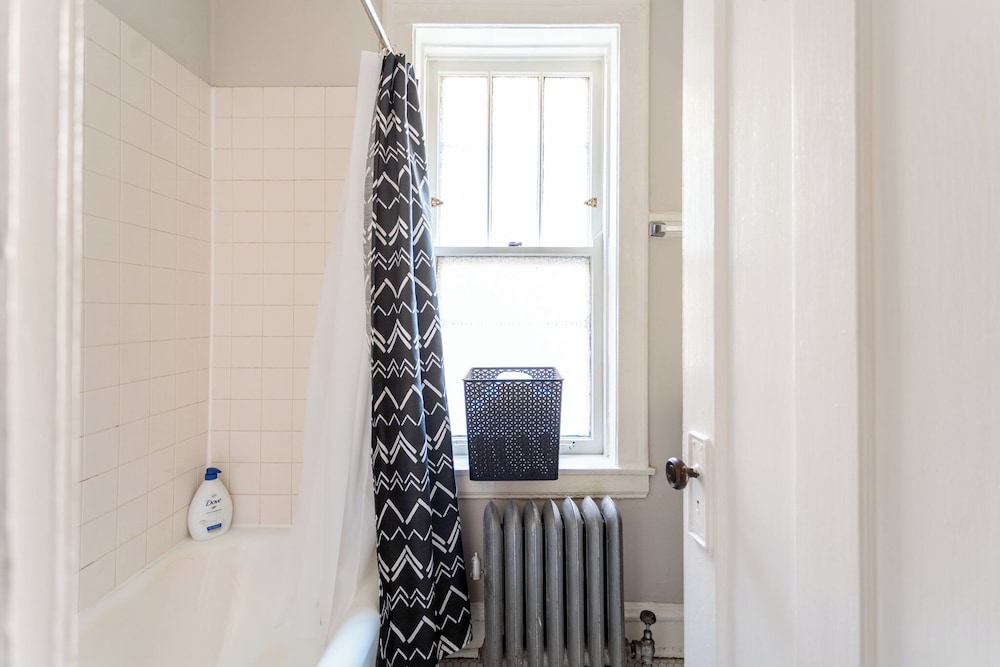 Nice 1BR Spot - Eastwood rep