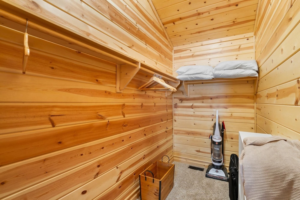 Timber Nest Goshorn Lake Dock, Pool, Town HOT Tub!