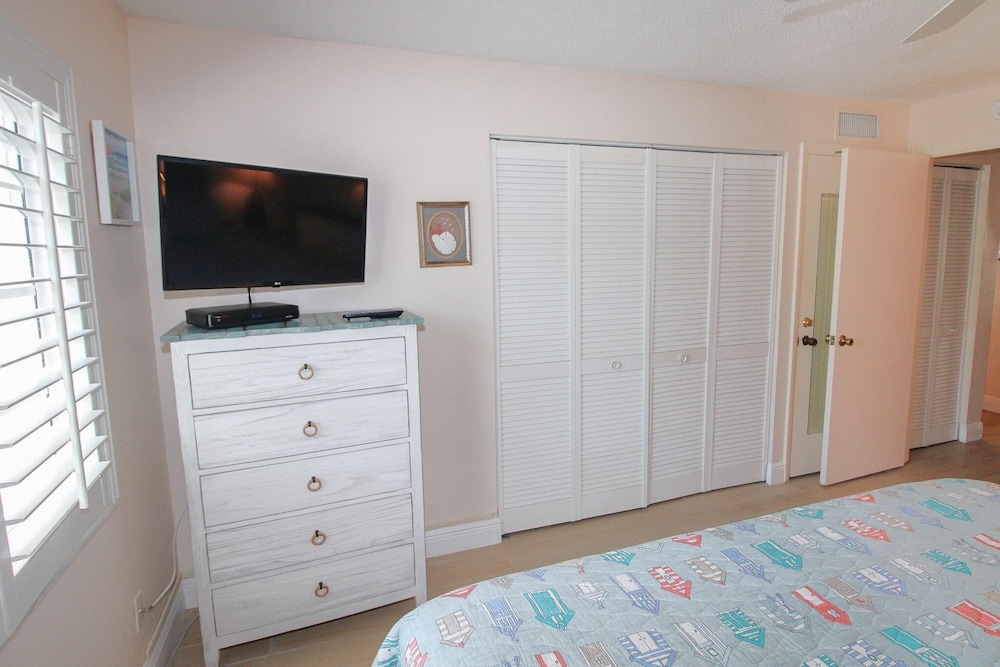 Colony Beach Club 105