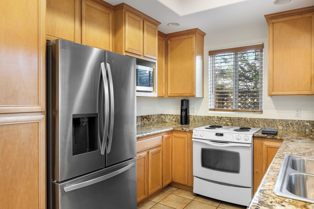 Walk to Dining, Mission + Pacific Beach, and Bars/nightlife Private Backyard