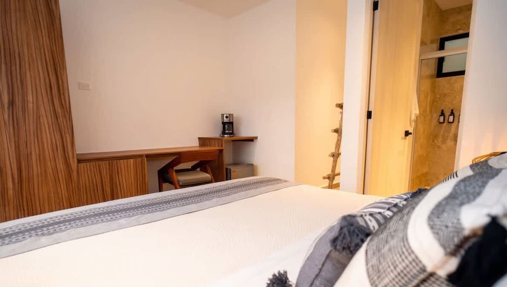 Prime Location 2 BR Apartment With Natural Ligthed LX Amenities by Waves Management