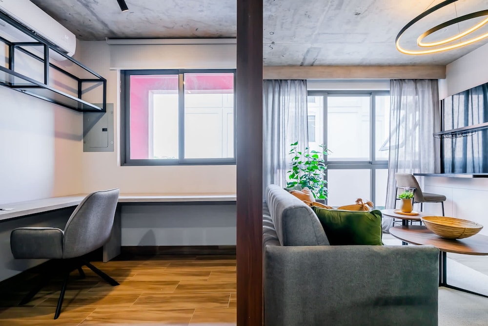 w Stunning 2BR w Great Deco in Centriqo