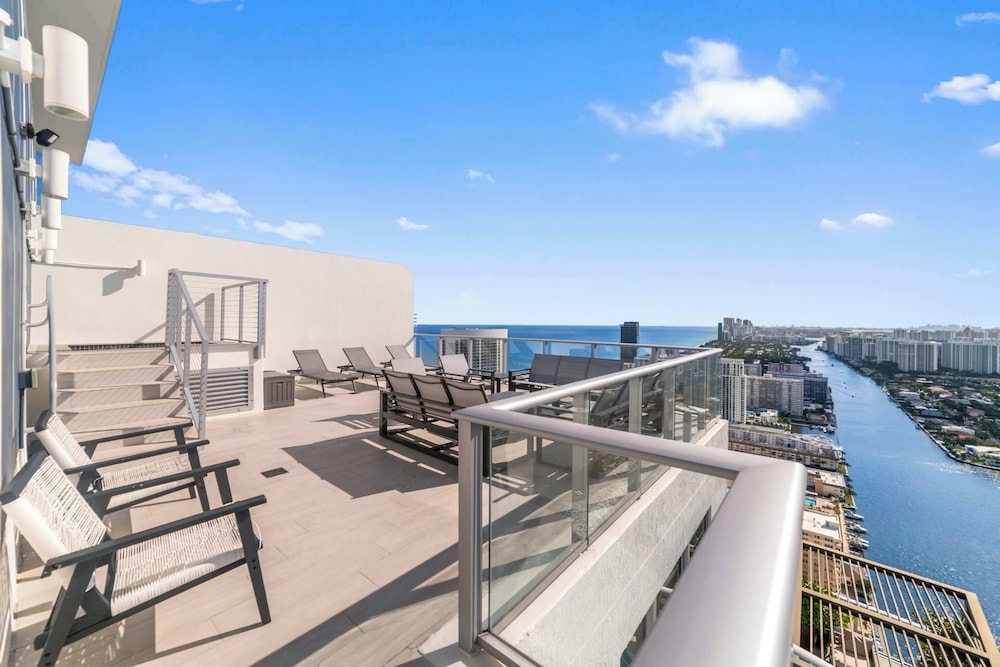 2BR Ocean Penthouse: Private Terrace & Hot Tub