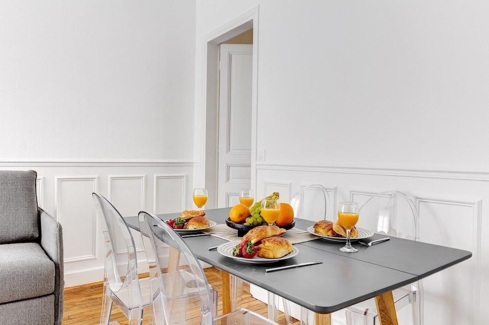 Chic 1BR by Eiffel Tower & Champ de Mars