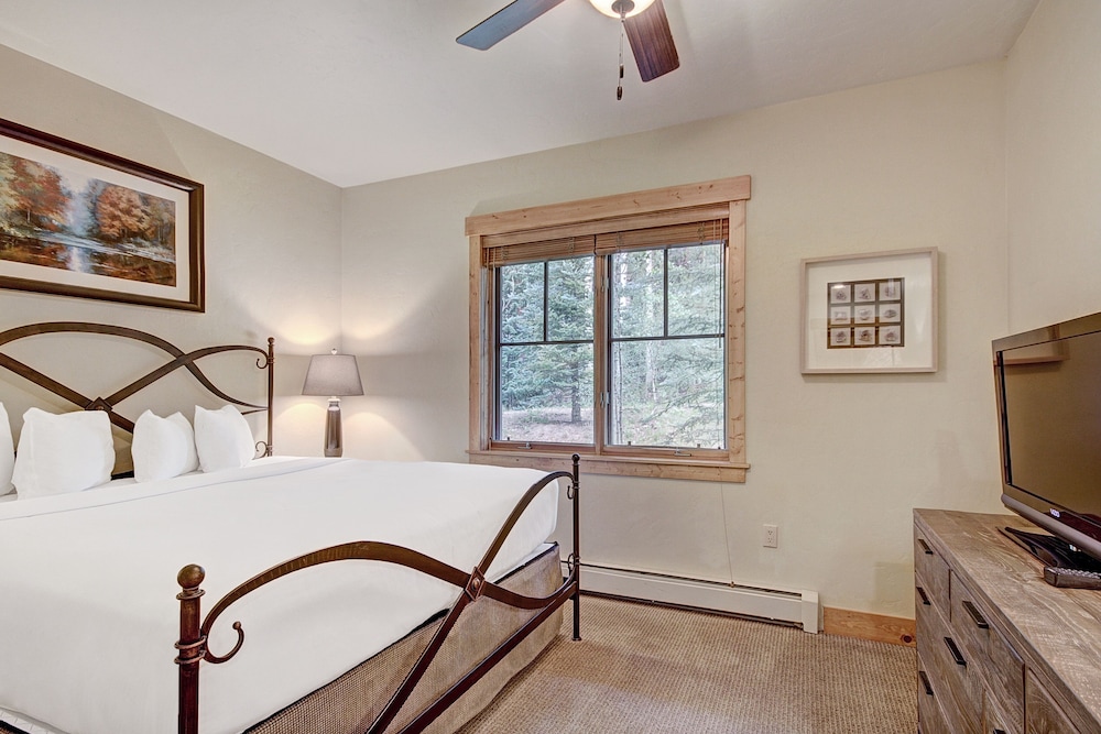 Ski-in 2br W/luxe Decor Steps To Winter Activities 2 Bedroom Townhouse by RedAwning