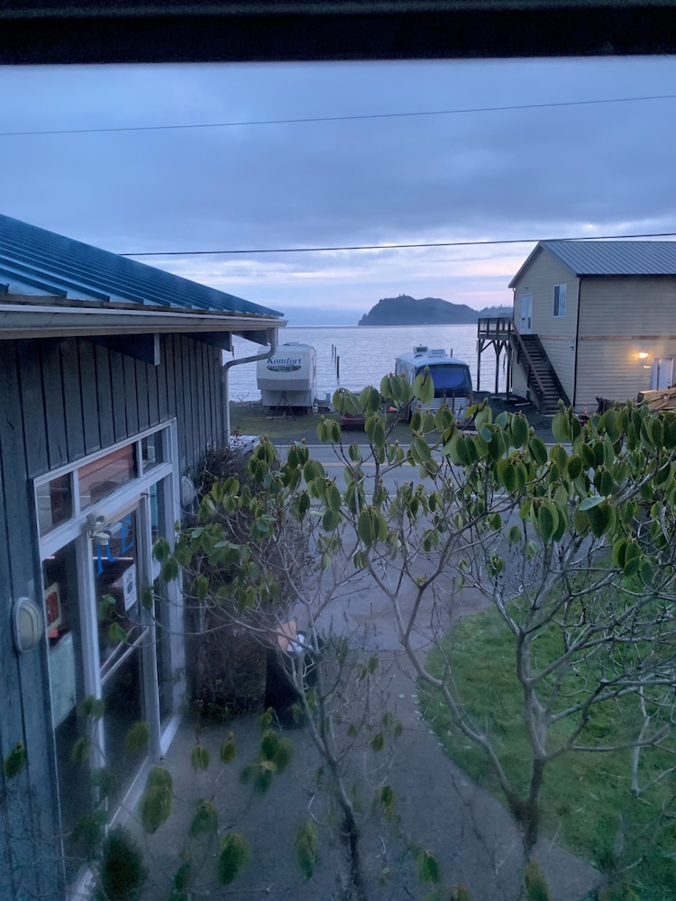 Curley's Resort & Dive Center