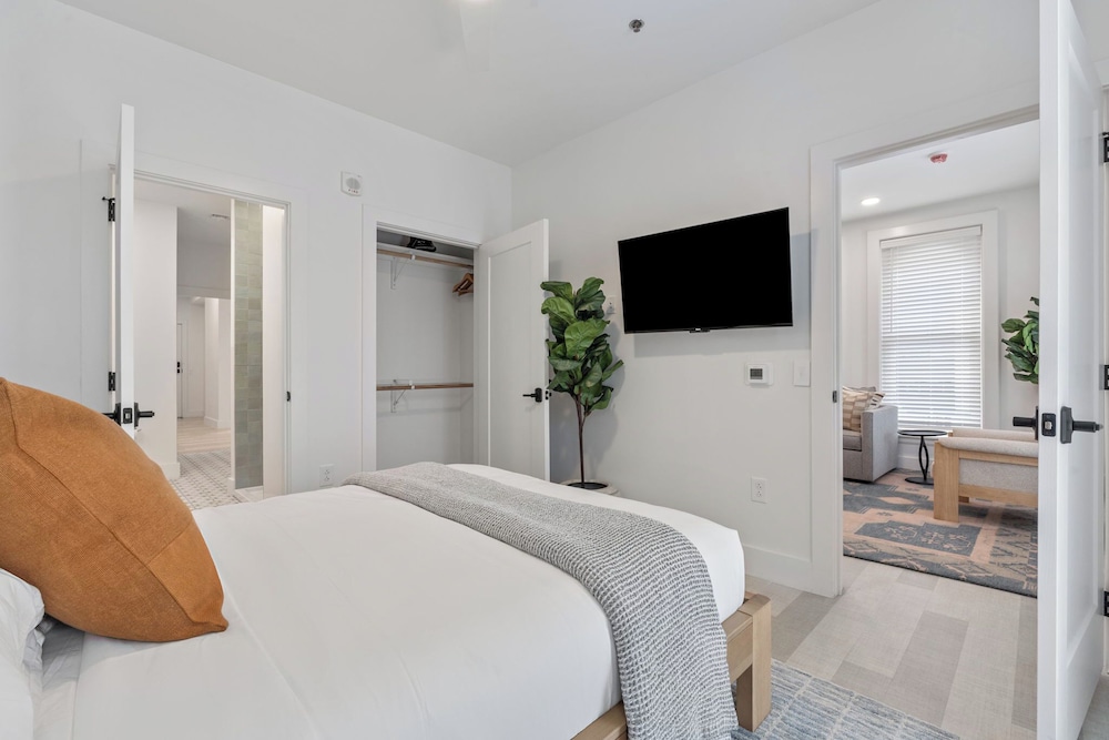 The Continental, powered by Placemakr - Downtown - Market Square