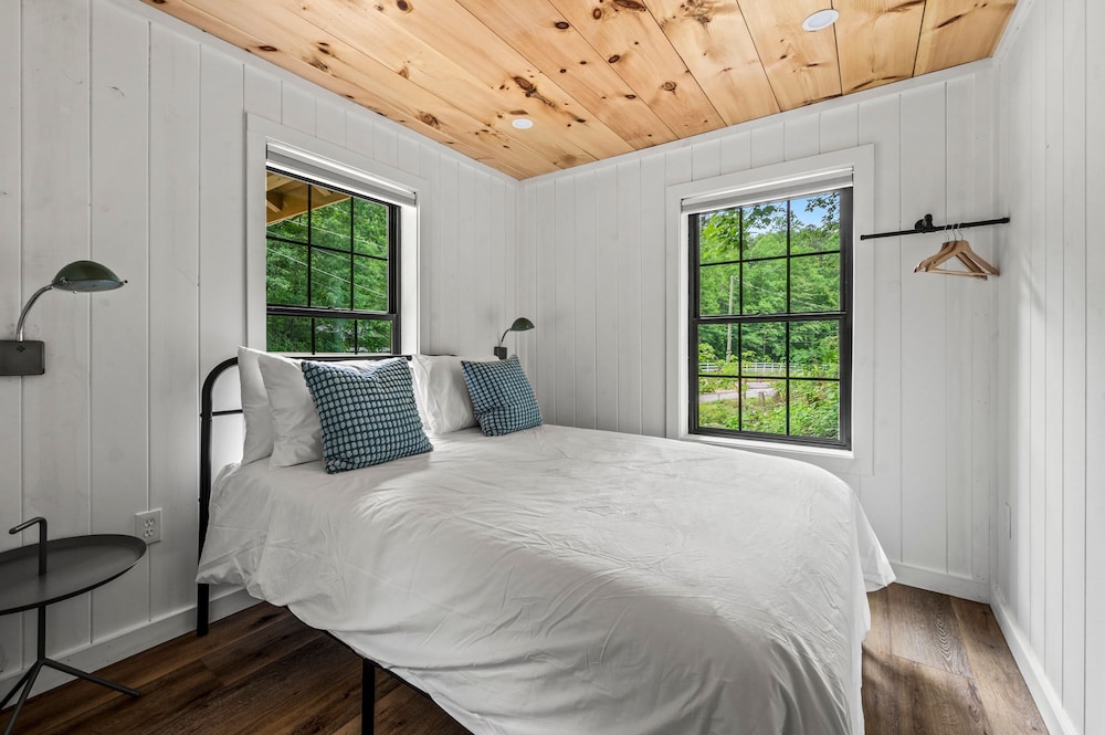 5 Cabins in Gburg Sleeps 16 Firepit Games