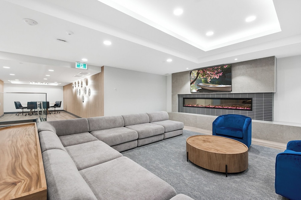 AQUA Corner Unit w Amazing View 614