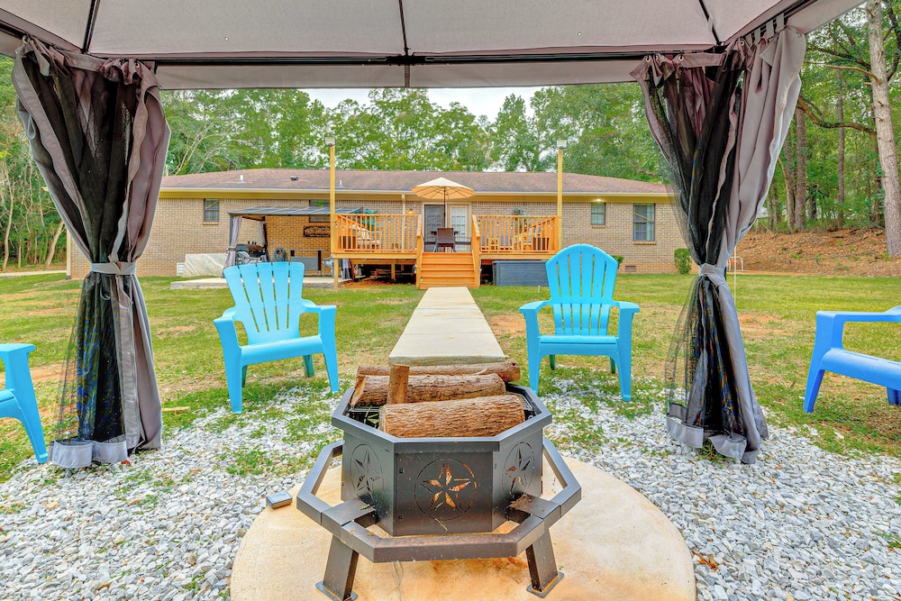 2 Mi to Bay + Beaches: Home w/ Gazebo in Daphne