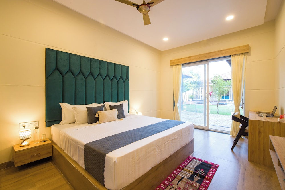 Alaya Stays 5BHK Roohmon's Farm Pvt Pool