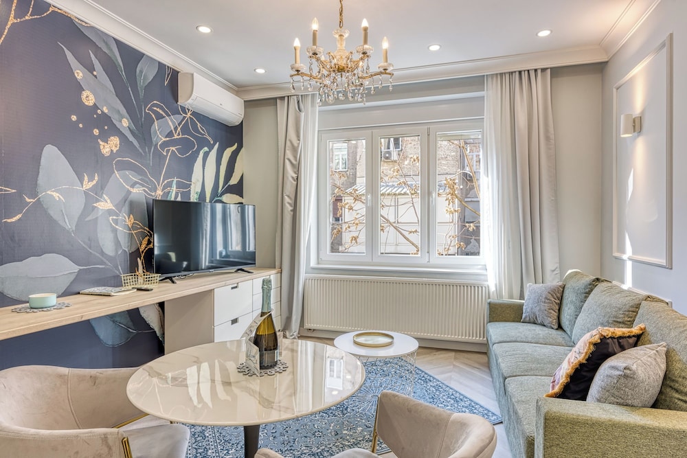 Boutique Downtown Studio with Balcony 1