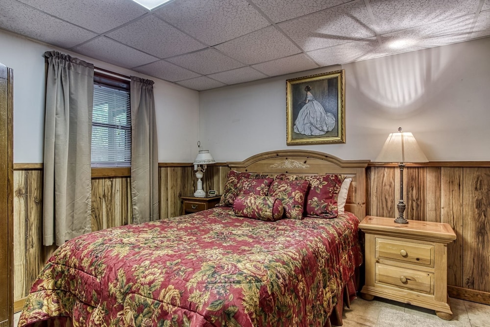 Er44 - Rising Eagle - Great Location! Close To Town! 2 Bedroom Cabin by RedAwning view 4