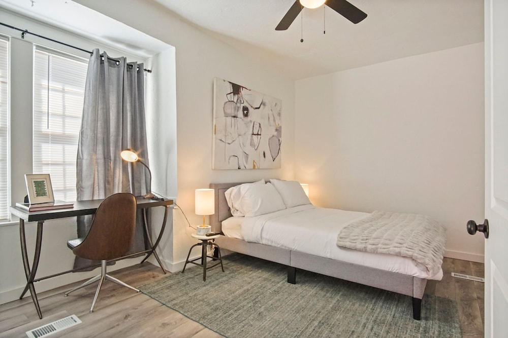 Cozy Plaza Hideaway Queen Bed Fast Wifi N40-1