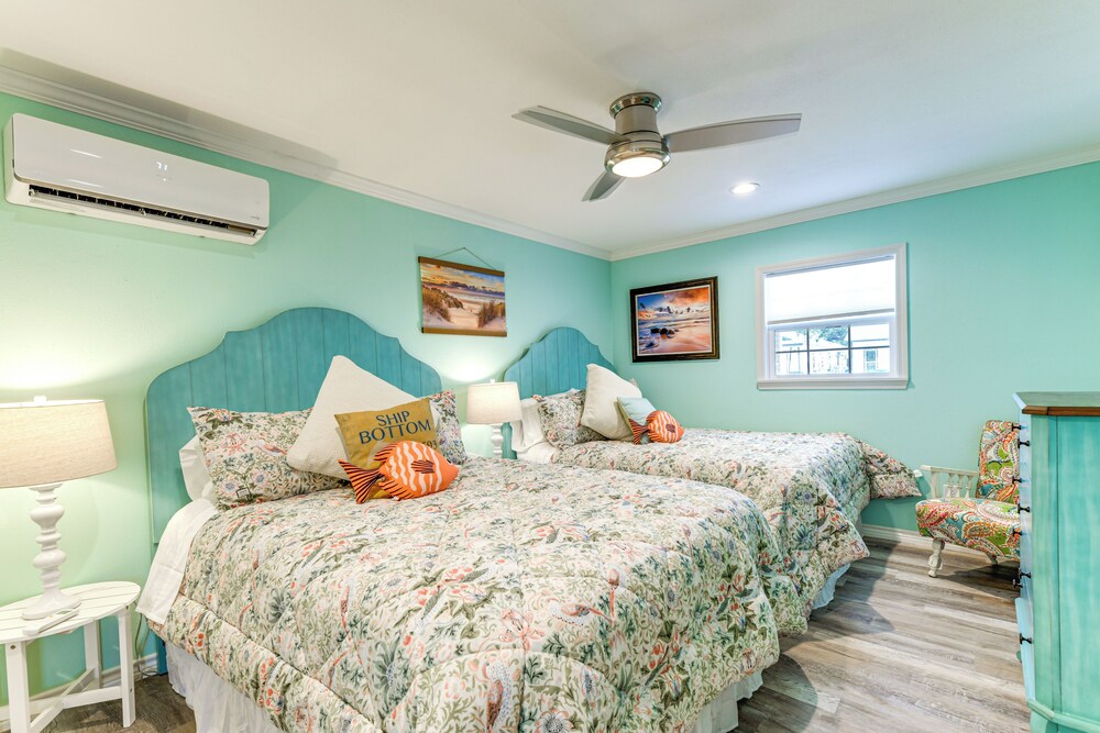 Walk to Pier & Dining: Central Rockport Cottage