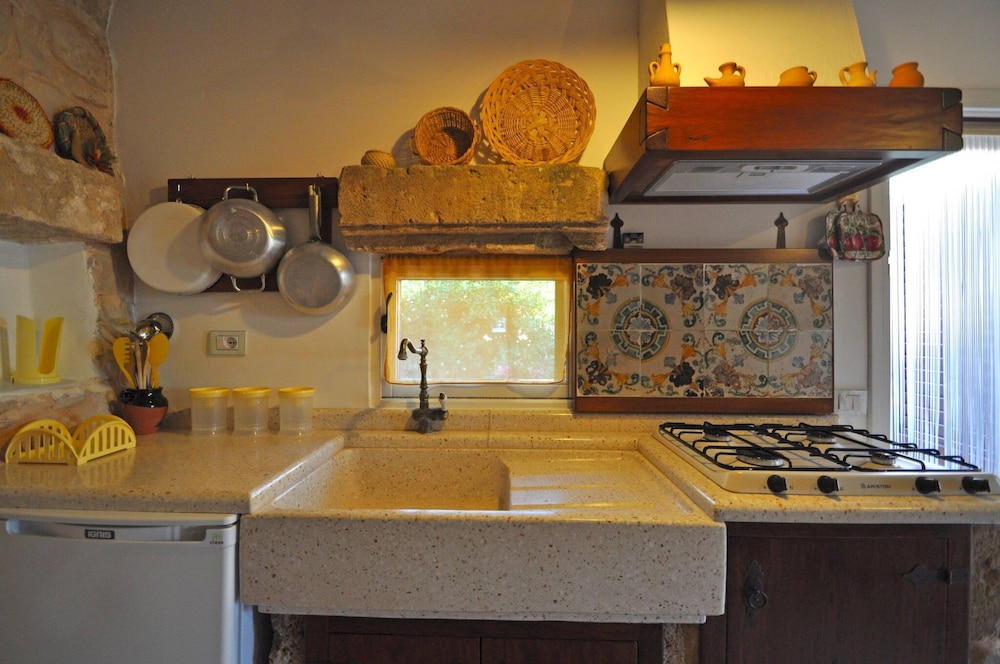Trullo dei Beneficati a Pochi Metri dal Mare
