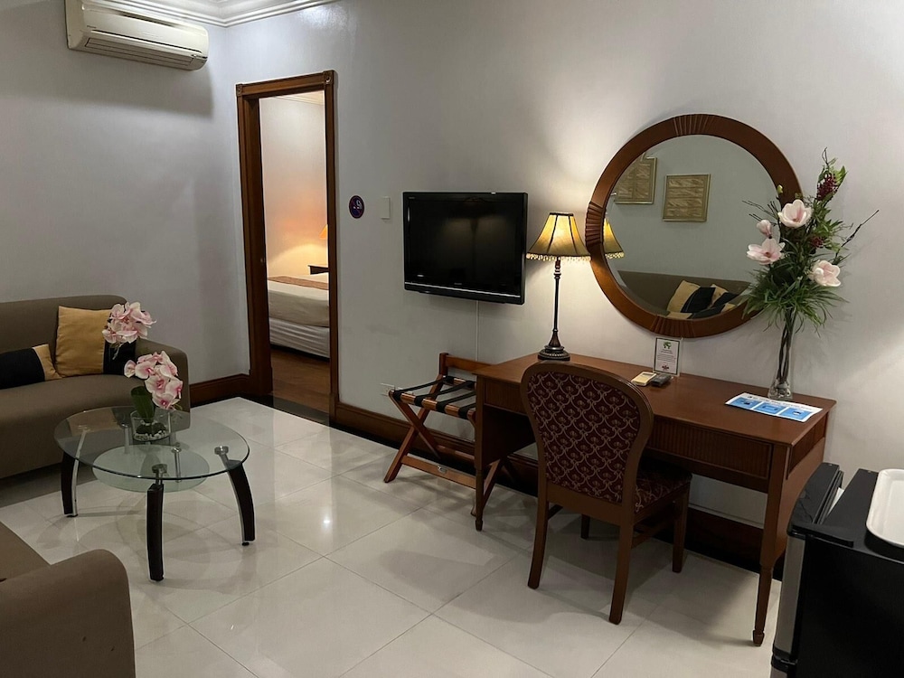Townhouse OAK Makati Manila Near PNR Pasay Evangelista formerly VIP Suites