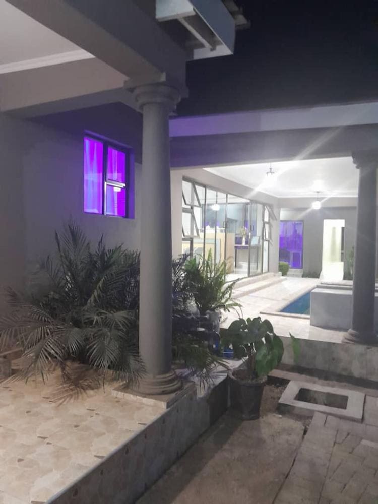 Modernly Furnished Standard Room With Queen bed - 2220 view 2