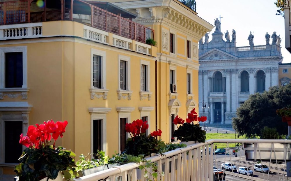 Elegant flat for 8 near Colosseum