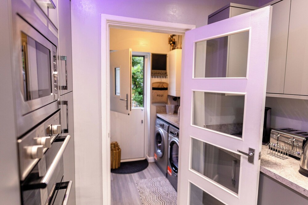 Beautiful Wythenshawe Home Near Airport With Garden & Parking Sleeps 5