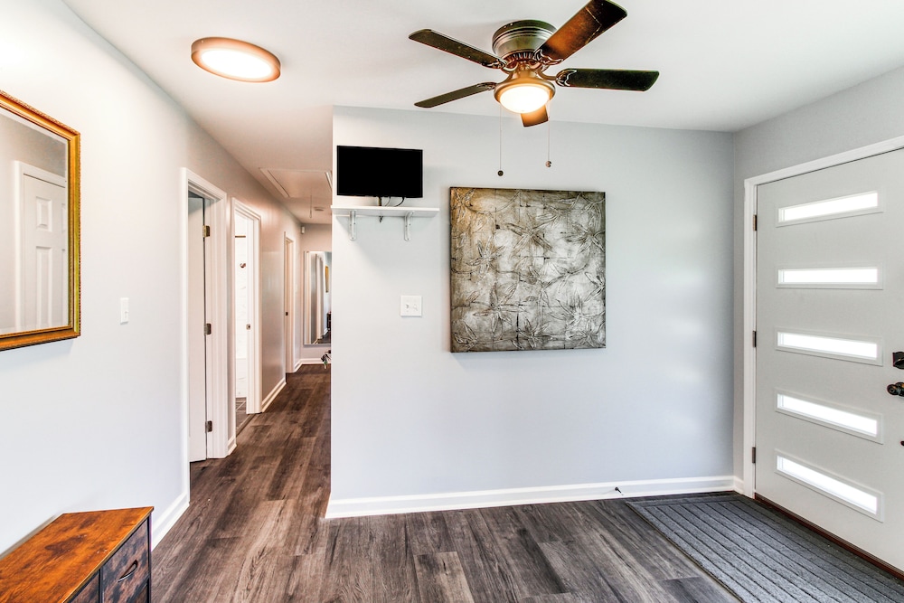 Group-friendly Home w/ Game Room in Albany!